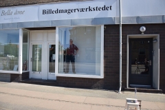 Valdemar i Vinduet - Epilog til: DE KNAP SÅ TOMME RUM – EN LOMMEOPERA. Jakob Draminsky Højmark. Ole Valdemar Nielsen: tegningerne